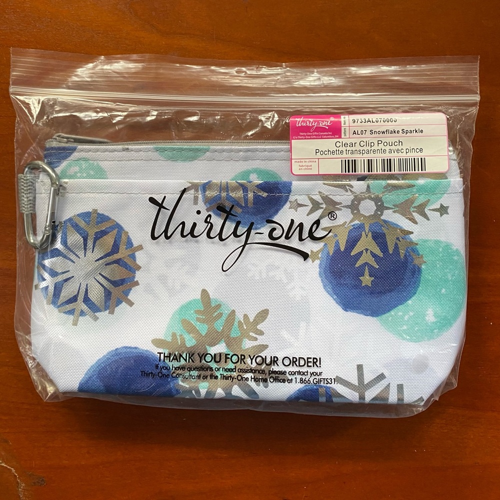 NIP SNOWFLAKE SPARKLE CLEAR CLIP POUCH (9733) Retails for $22